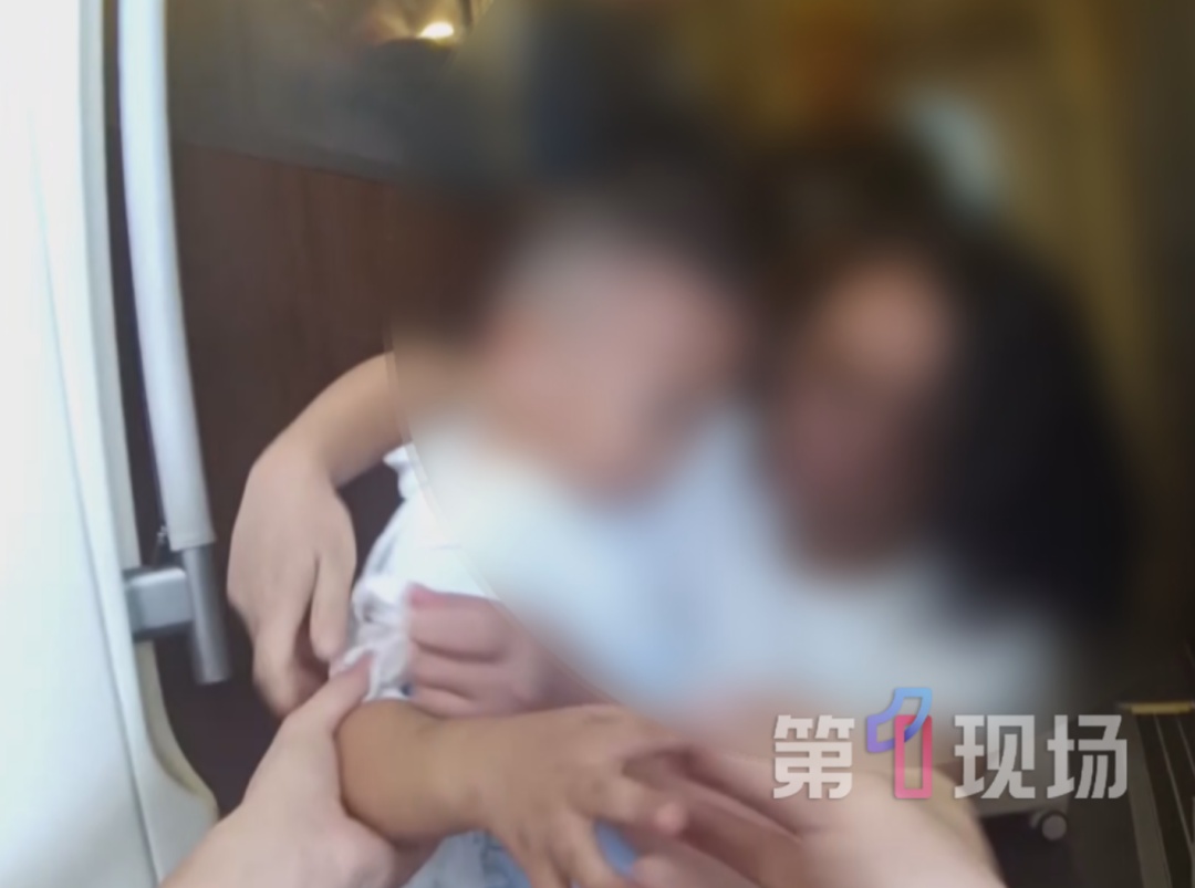 3岁幼童跌入高铁站台缝隙！深圳乘警双膝跪地火速“捞人”