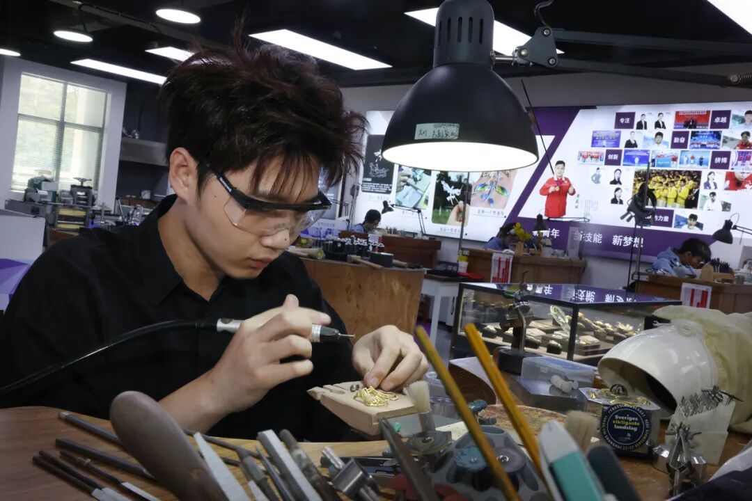 这群没有走高考之路的00后，为何被大厂抢着要？