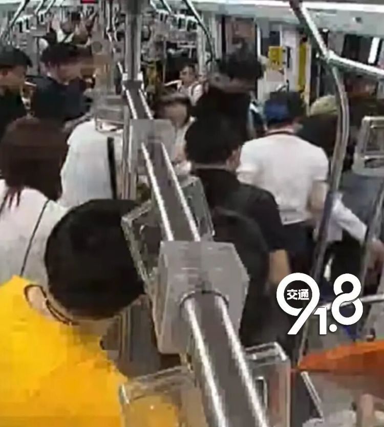 杭州地铁上女乘客突然倒地！车门一开，众人齐刷刷“出手”