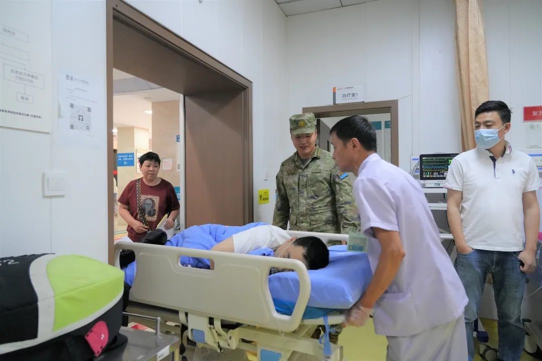 凌晨,司机突然把车开到军营门口……“我知道他们会救我!” 凌晨,司机突然把车开到军营门口……“我知道他们会救我!”