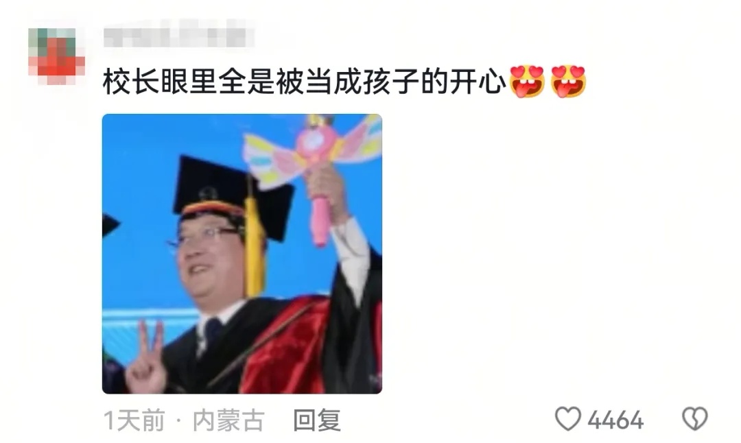 网友:“这是你们校长的签售会吗?” 网友:“这是你们校长的签售会吗?”