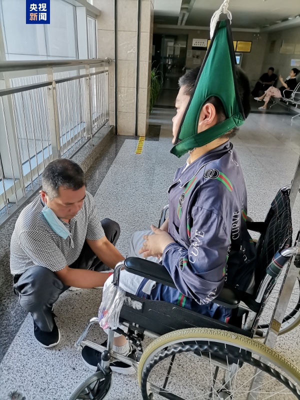 体内植入28颗钢钉 他坐着轮椅连续三年拿下专业第一 体内植入28颗钢钉 他坐着轮椅连续三年拿下专业第一