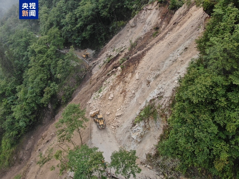 云南省怒江州贡山县独龙江公路中断 目前正在抢通中 云南省怒江州贡山县独龙江公路中断 目前正在抢通中