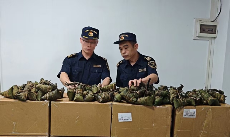 伪装成防雨布出境!海关查出1.6吨、4800个肉粽碱水粽 伪装成防雨布出境!海关查出1.6吨、4800个肉粽碱水粽