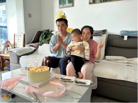 屏幕这头满脸疑惑，“爸爸，你刚游泳回来吗？”