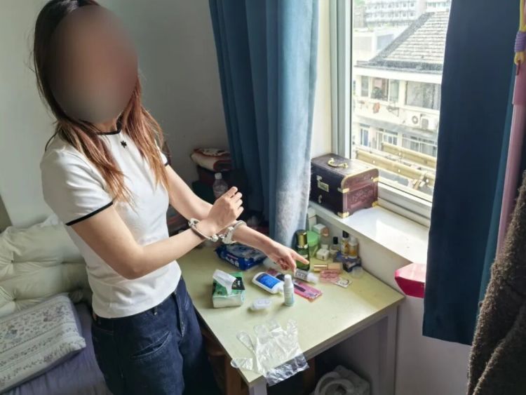女子趁闺蜜出国调包金戒指,给自己还网贷,警方:除了金戒指,还盗走金手镯变卖3万多 女子趁闺蜜出国调包金戒指,给自己还网贷,警方:除了金戒指,还盗走金手镯变卖3万多