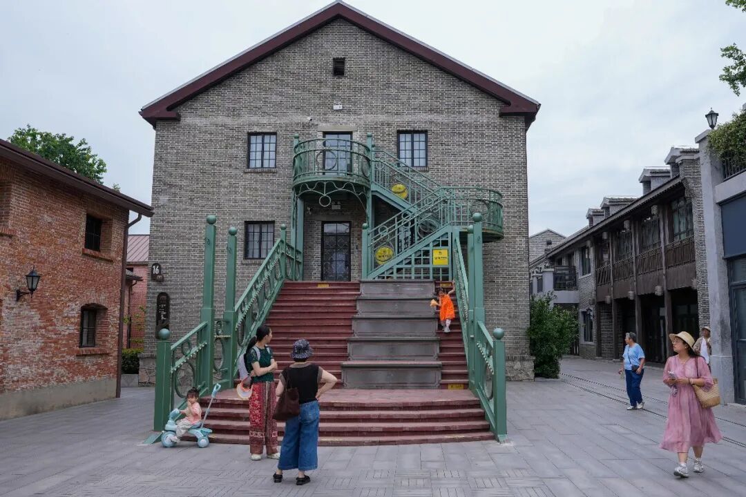 “我买几个橘子去。你就在此地,不要走动。”这个火车站还在吗? “我买几个橘子去。你就在此地,不要走动。”这个火车站还在吗?