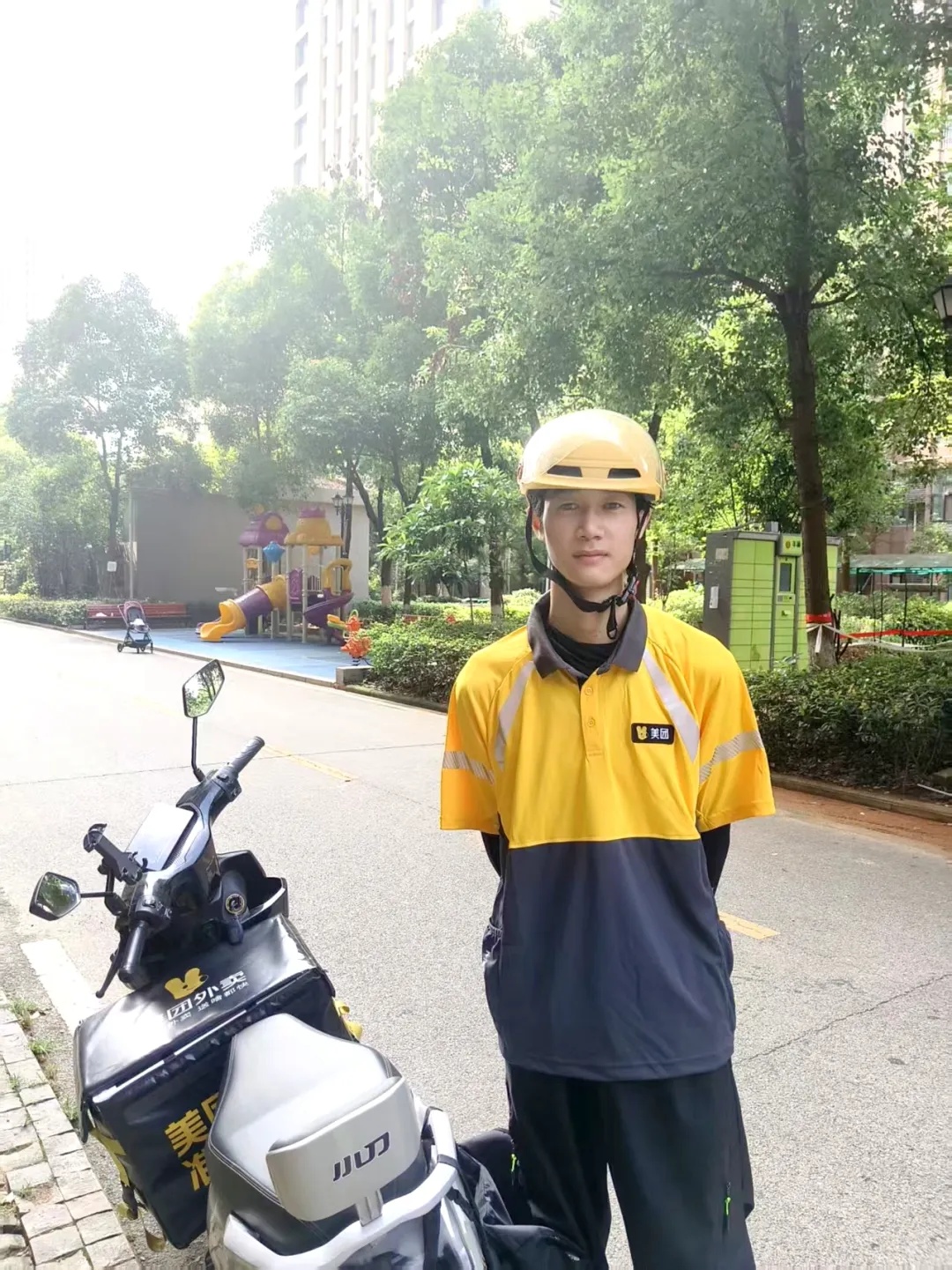 事发武汉一小区，居民意外坠入水渠，25岁外卖小哥纵身跳入水中，头盔都没来得及摘……