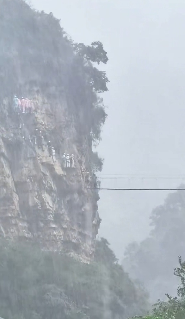 网友称河南云台山景区有游客攀岩时突降大雨,紧贴崖壁上一动也不敢动,景区回应 网友称河南云台山景区有游客攀岩时突降大雨,紧贴崖壁上一动也不敢动,景区回应