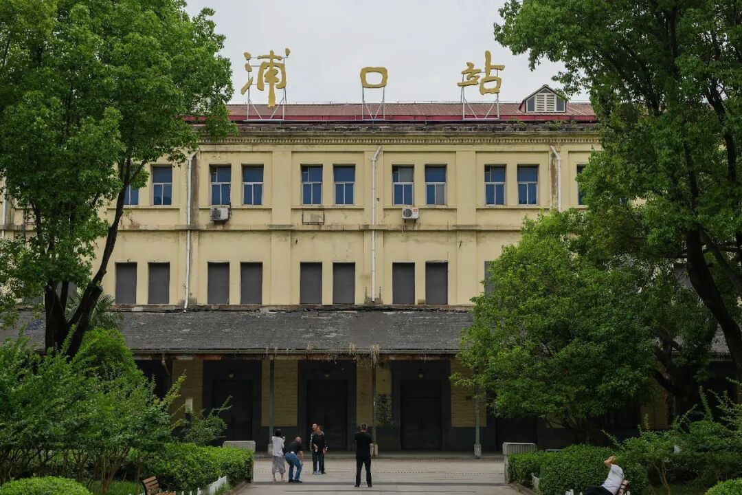 “我买几个橘子去。你就在此地,不要走动。”这个火车站还在吗? “我买几个橘子去。你就在此地,不要走动。”这个火车站还在吗?