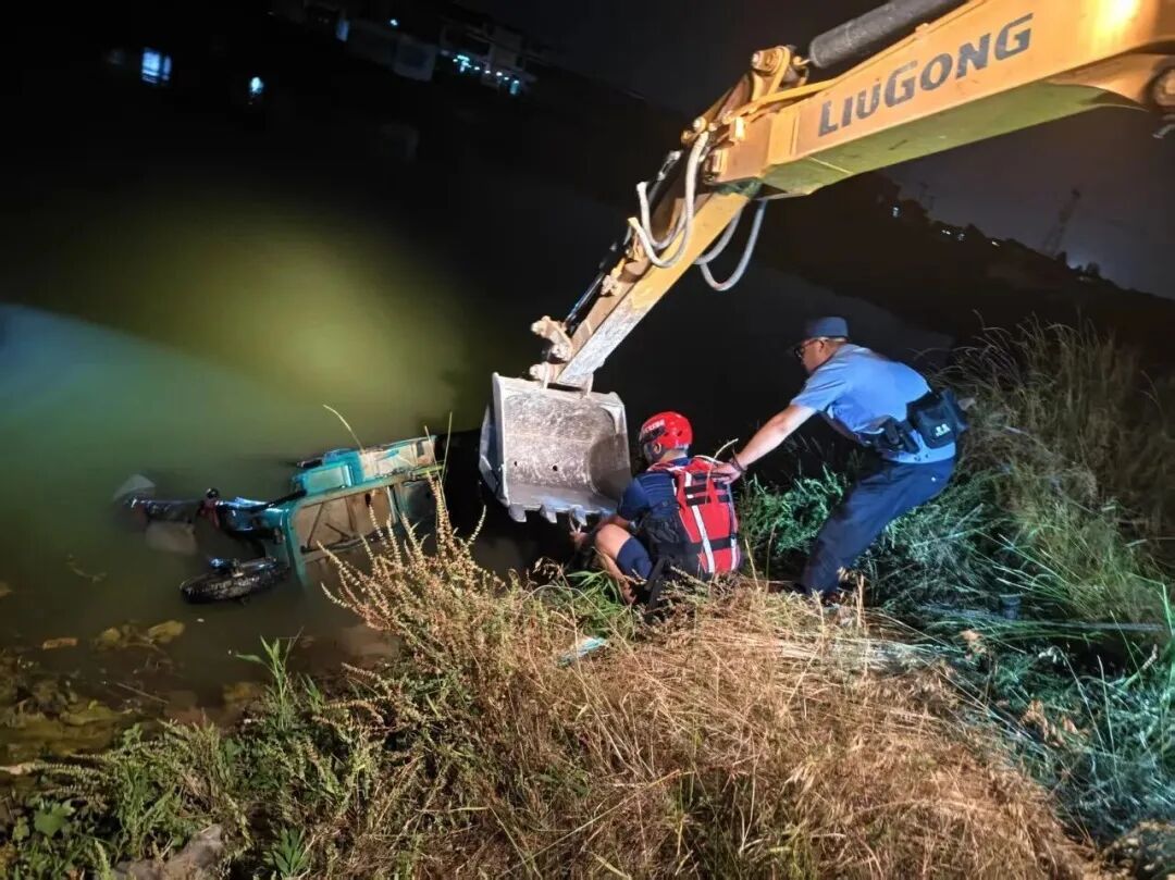 深夜三轮车坠塘 警民联动紧急救援 深夜三轮车坠塘 警民联动紧急救援