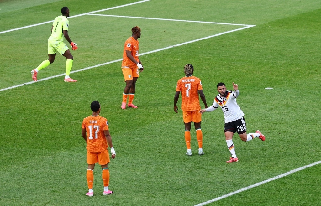 德国2-1绝杀科特迪瓦 荷兰5-1大胜瑞典