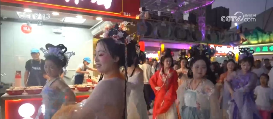 “互动+演艺”沉浸式夜游“出圈”带火假日文旅 “夜经济”点亮消费新空间 “互动+演艺”沉浸式夜游“出圈”带火假日文旅 “夜经济”点亮消费新空间