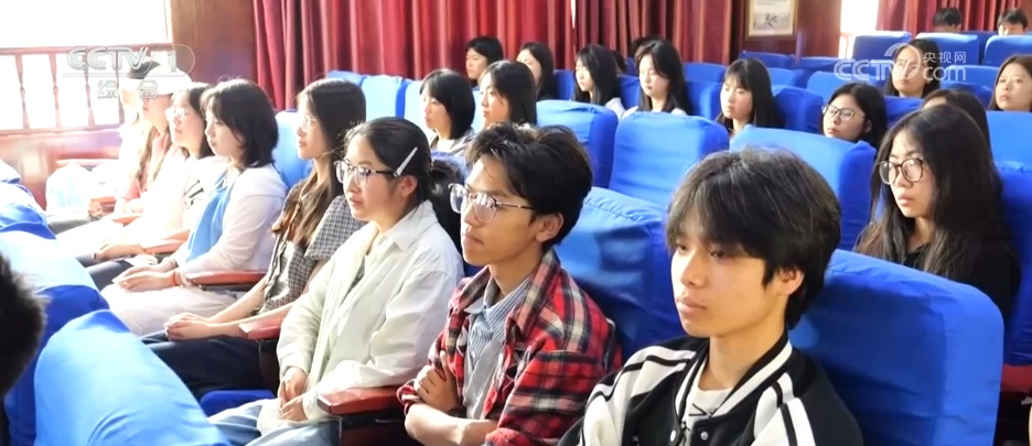 高校招生服务台 | 用AI填报志愿靠谱吗？一文带你了解