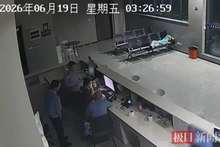 武汉女子凌晨暴雨中送外卖,3岁男孩独自出门找妈妈走失,民警一把将他揽入怀中! 武汉女子凌晨暴雨中送外卖,3岁男孩独自出门找妈妈走失,民警一把将他揽入怀中!