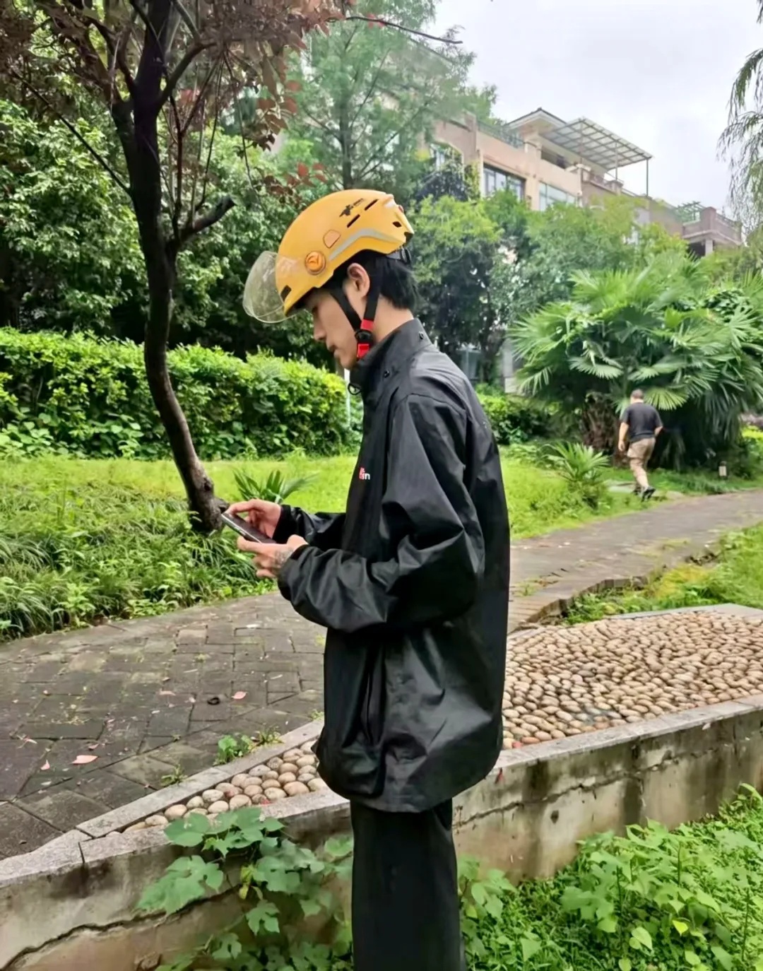 事发武汉一小区，居民意外坠入水渠，25岁外卖小哥纵身跳入水中，头盔都没来得及摘……