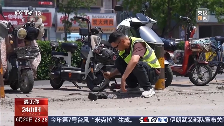路见不平、拔钉护路 他用行动为出行增添一份安全感 路见不平、拔钉护路 他用行动为出行增添一份安全感
