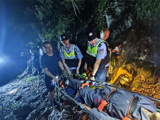 台州一老人独自进山采摘粽叶,途中失足跌落深山深坑!多方联动紧急救援 台州一老人独自进山采摘粽叶,途中失足跌落深山深坑!多方联动紧急救援