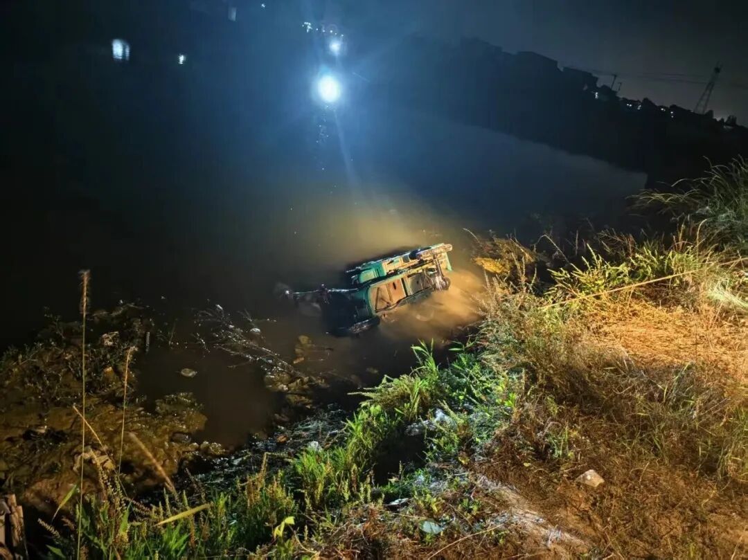 深夜三轮车坠塘 警民联动紧急救援 深夜三轮车坠塘 警民联动紧急救援