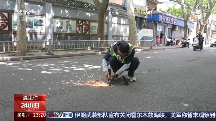 路见不平、拔钉护路 他用行动为出行增添一份安全感 路见不平、拔钉护路 他用行动为出行增添一份安全感