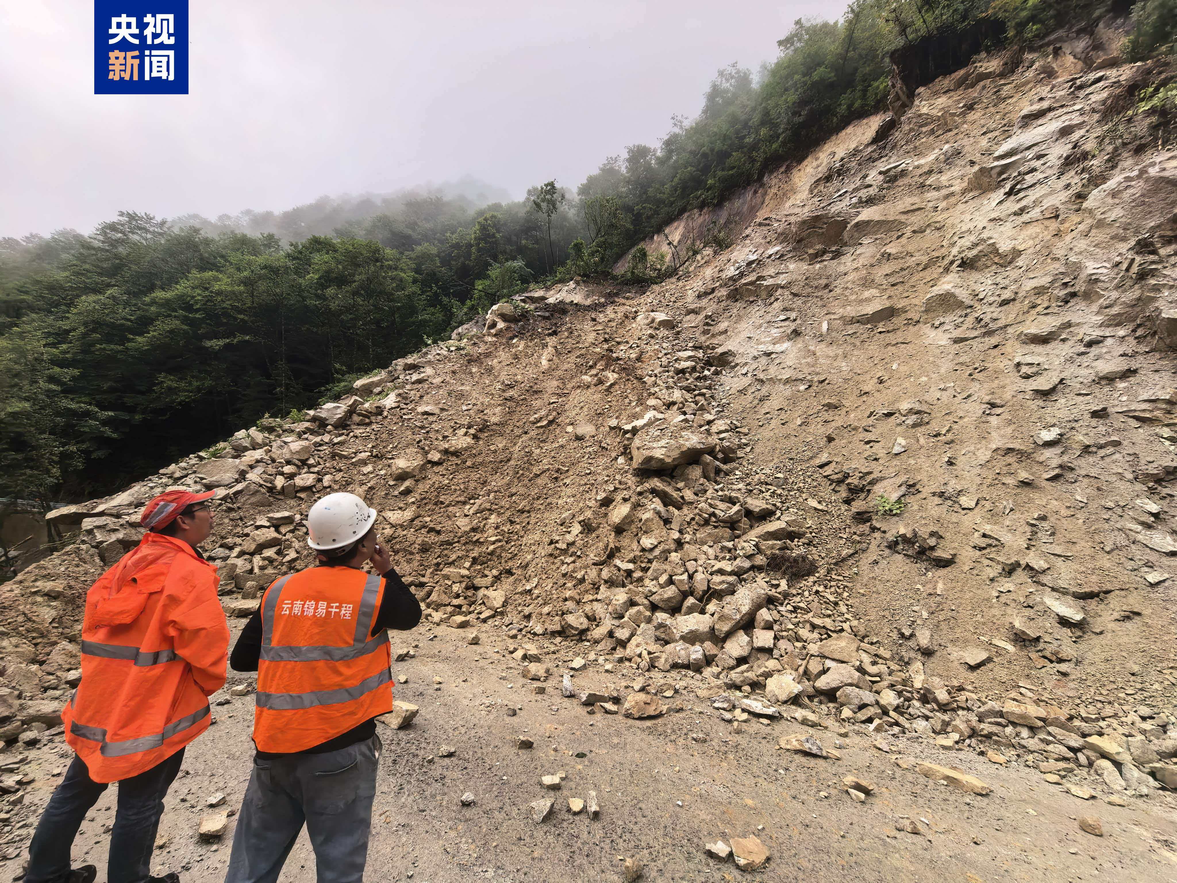 云南省怒江州贡山县独龙江公路中断 目前正在抢通中 云南省怒江州贡山县独龙江公路中断 目前正在抢通中