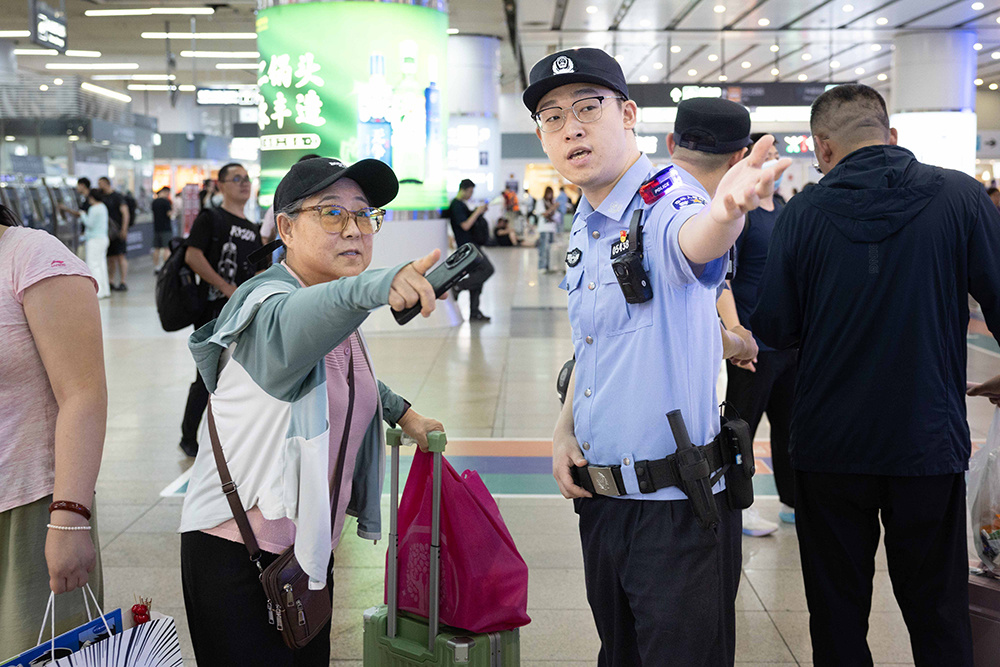 北京警方全力护航端午假期返程客流