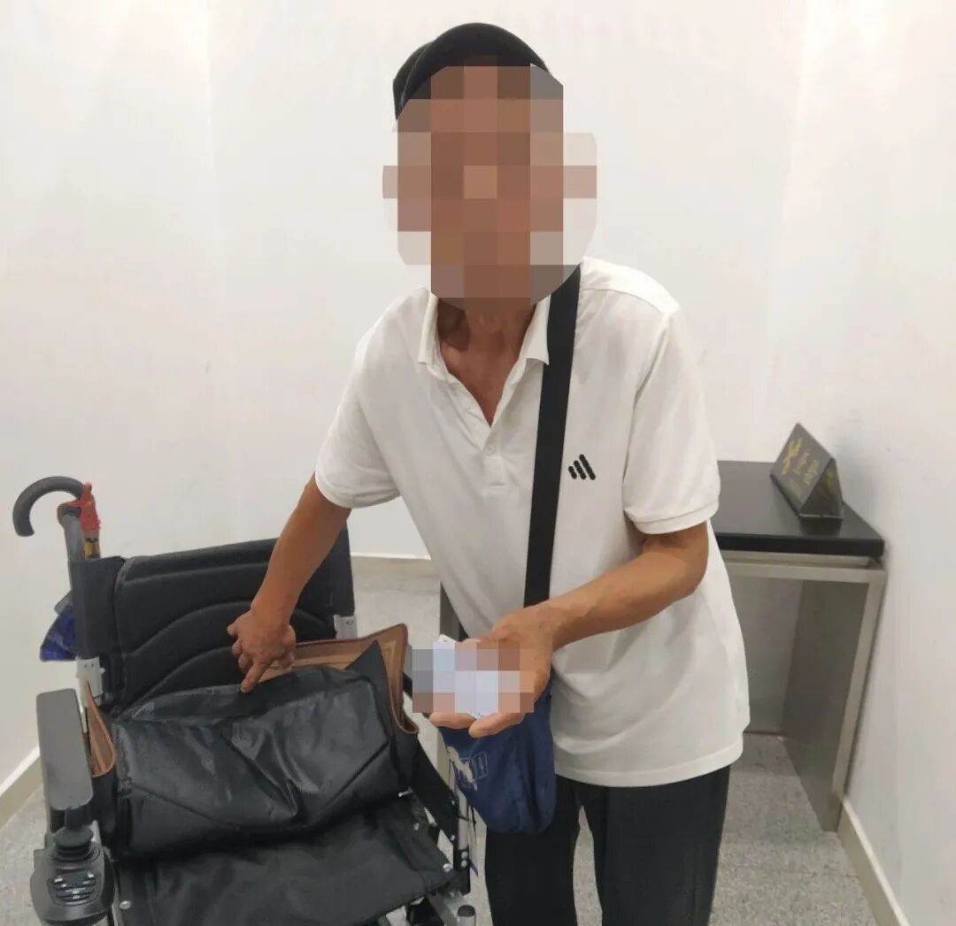 男子能够正常步行却偏要坐轮椅，海关：拦下，果然有猫腻