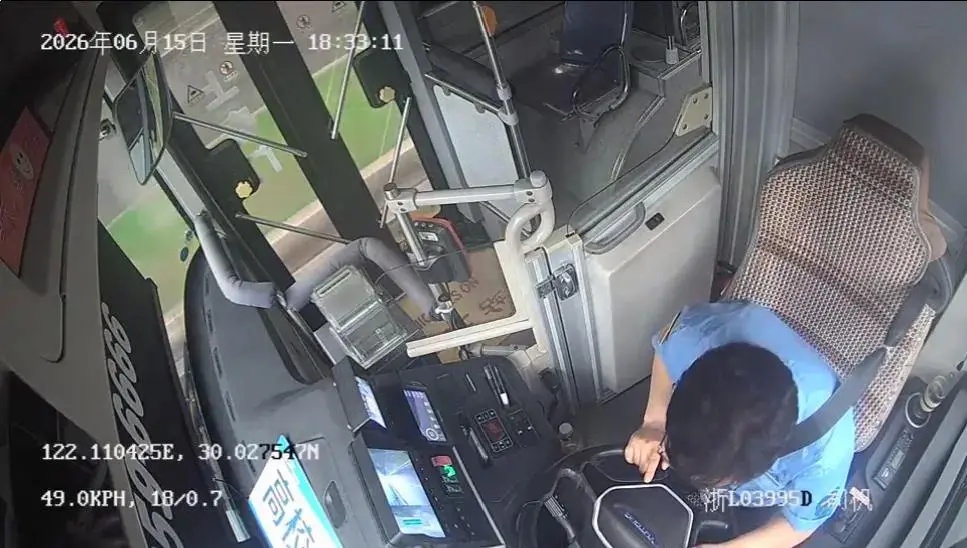 全车12名乘客平安，他却倒在了座椅上……