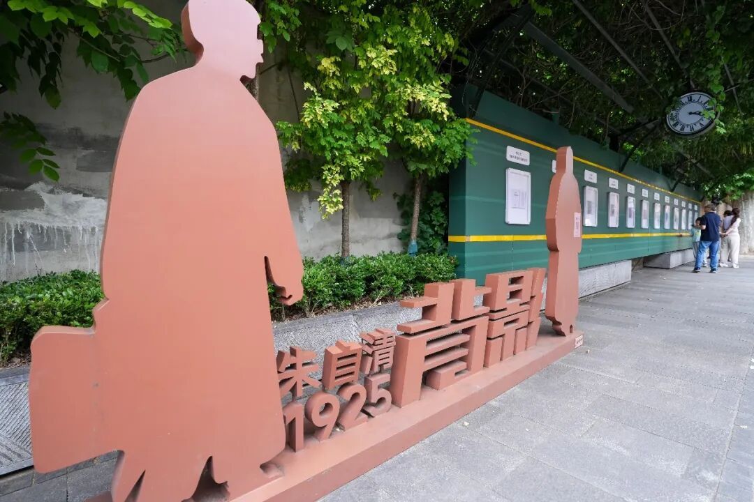 “我买几个橘子去。你就在此地,不要走动。”这个火车站还在吗? “我买几个橘子去。你就在此地,不要走动。”这个火车站还在吗?
