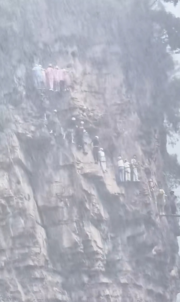 网友称河南云台山景区有游客攀岩时突降大雨,紧贴崖壁上一动也不敢动,景区回应 网友称河南云台山景区有游客攀岩时突降大雨,紧贴崖壁上一动也不敢动,景区回应