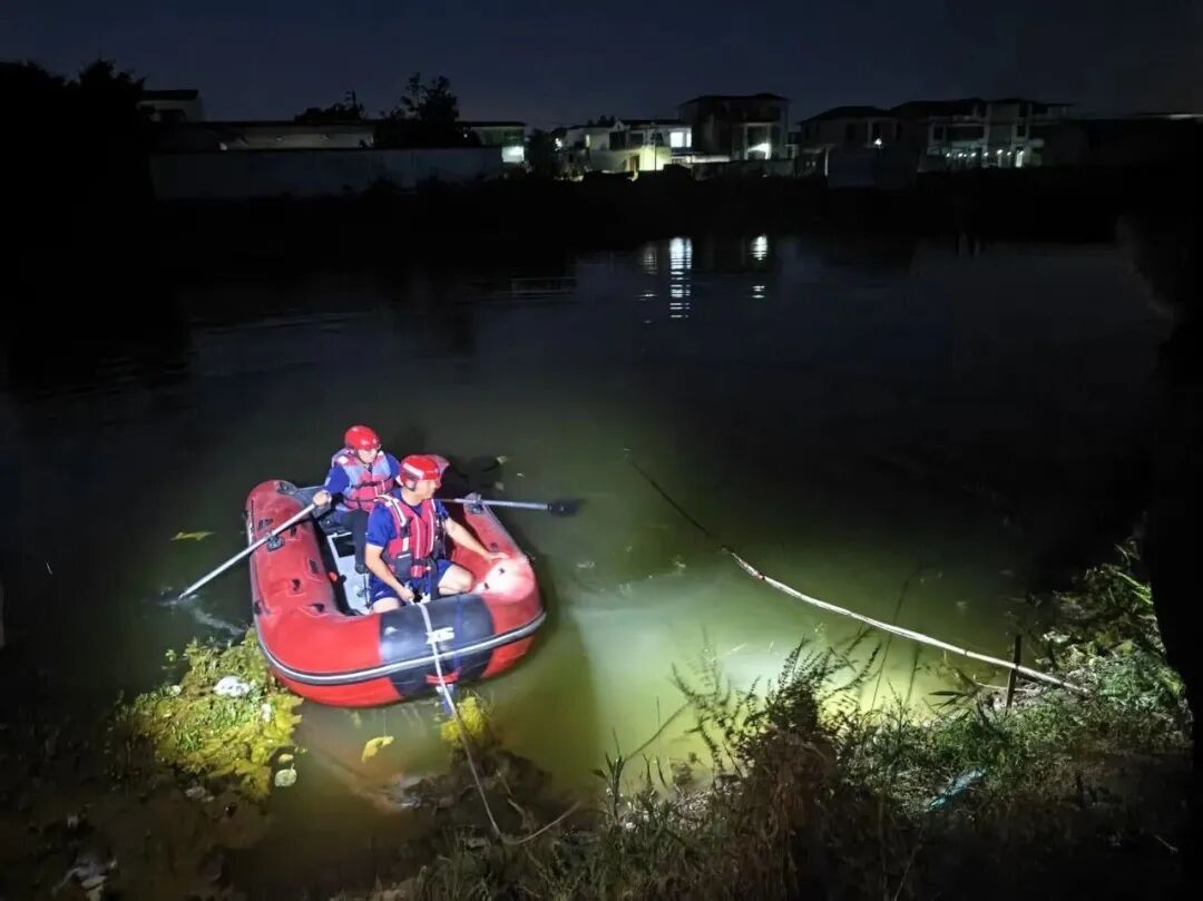 深夜三轮车坠塘 警民联动紧急救援 深夜三轮车坠塘 警民联动紧急救援