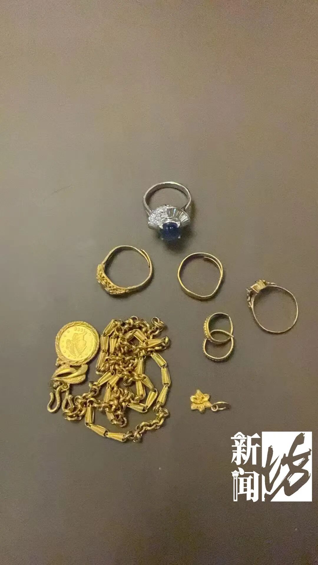 上海女子报警:30万首饰不见了!民警:门窗锁具完好,没外人出入迹象……