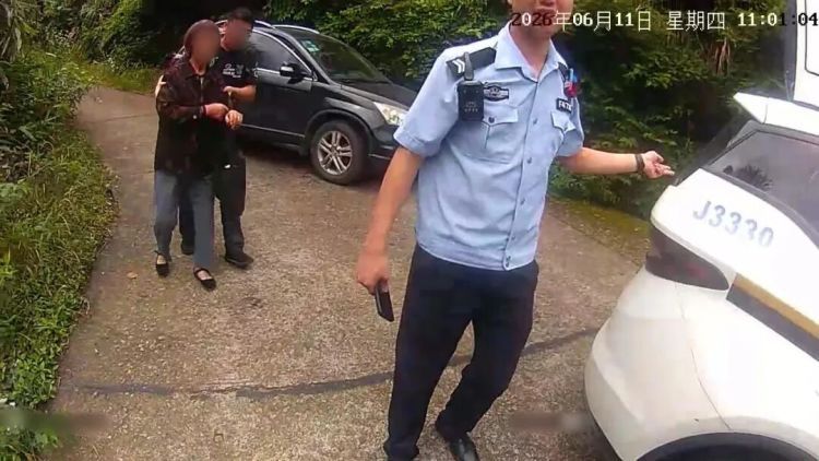 女子田间干活时一条剧毒五步蛇突然窜出!被咬后伤口红肿疼痛,麻木感蔓延,命悬一线 女子田间干活时一条剧毒五步蛇突然窜出!被咬后伤口红肿疼痛,麻木感蔓延,命悬一线