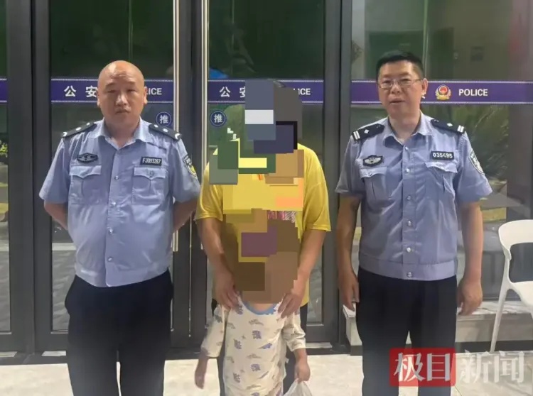 武汉女子凌晨暴雨中送外卖,3岁男孩独自出门找妈妈走失,民警一把将他揽入怀中! 武汉女子凌晨暴雨中送外卖,3岁男孩独自出门找妈妈走失,民警一把将他揽入怀中!