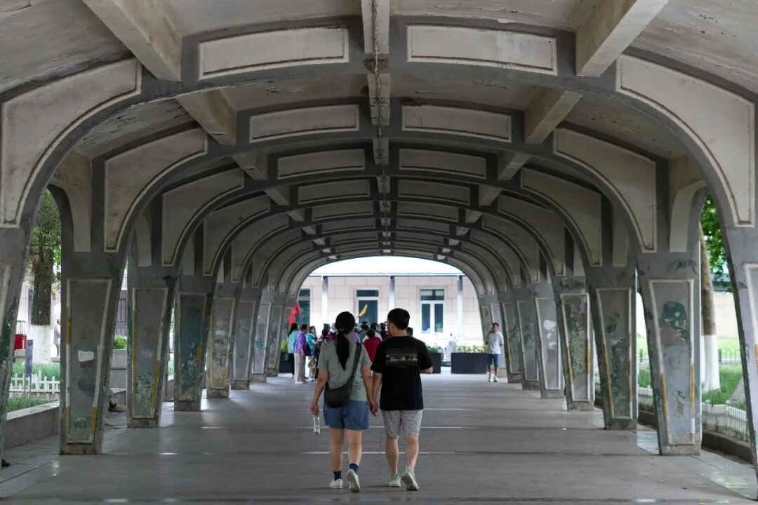 “我买几个橘子去。你就在此地,不要走动。”这个火车站还在吗? “我买几个橘子去。你就在此地,不要走动。”这个火车站还在吗?