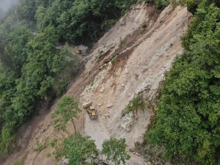 受持续强降雨冲刷侵蚀 怒江贡山独龙江公路突发山体垮塌 受持续强降雨冲刷侵蚀 怒江贡山独龙江公路突发山体垮塌