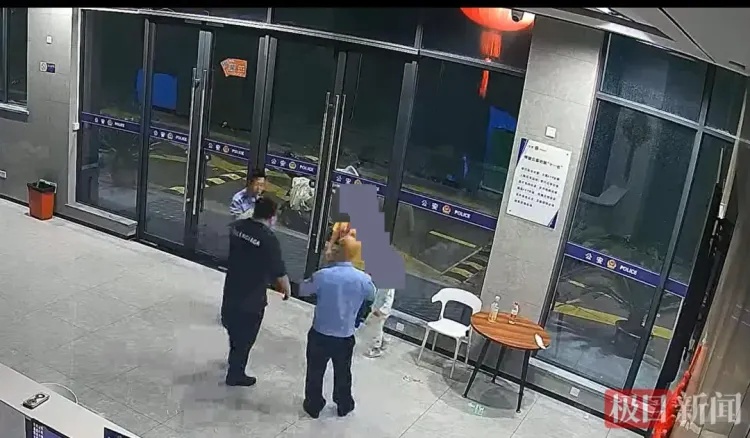 武汉女子凌晨暴雨中送外卖,3岁男孩独自出门找妈妈走失,民警一把将他揽入怀中! 武汉女子凌晨暴雨中送外卖,3岁男孩独自出门找妈妈走失,民警一把将他揽入怀中!