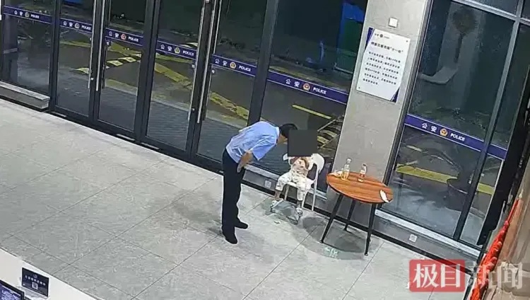 武汉女子凌晨暴雨中送外卖,3岁男孩独自出门找妈妈走失,民警一把将他揽入怀中! 武汉女子凌晨暴雨中送外卖,3岁男孩独自出门找妈妈走失,民警一把将他揽入怀中!