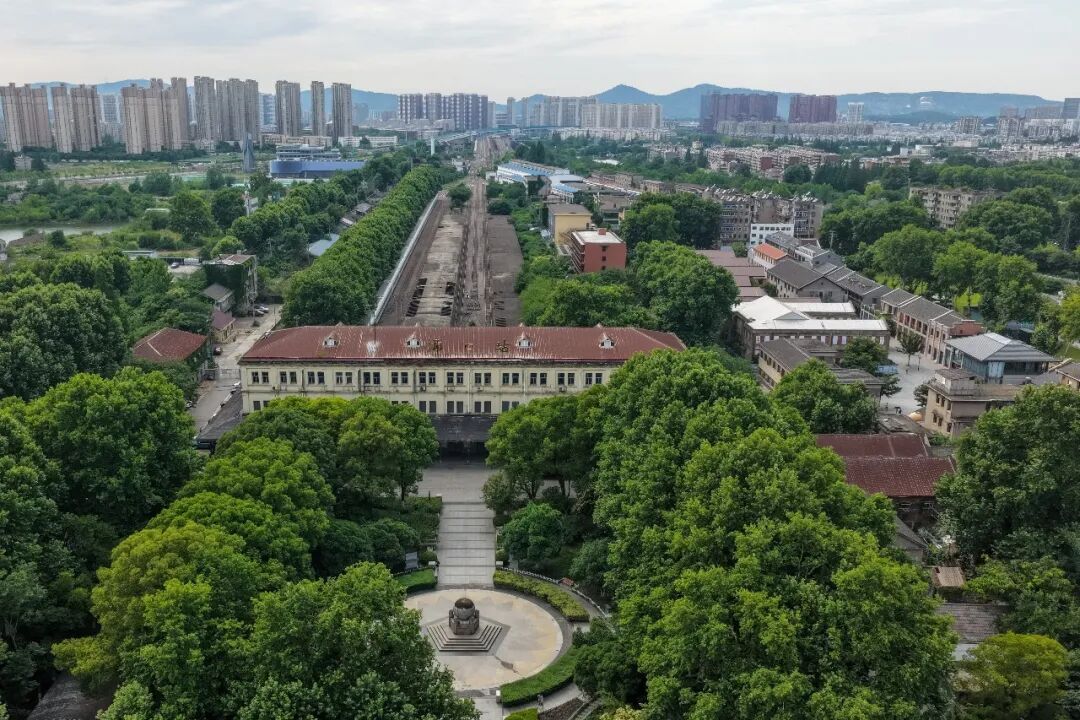 “我买几个橘子去。你就在此地,不要走动。”这个火车站还在吗? “我买几个橘子去。你就在此地,不要走动。”这个火车站还在吗?