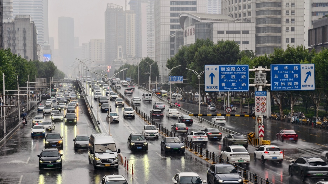 此时此刻，武汉街头下大雨！雨情如何，记者现场直击，预警持续升级