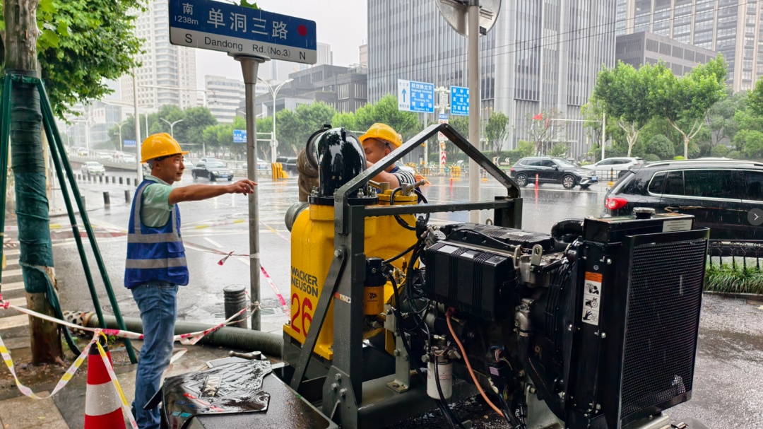 此时此刻，武汉街头下大雨！雨情如何，记者现场直击，预警持续升级
