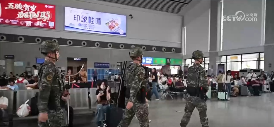 端午假期各地官兵坚守执勤一线 全力守护群众平安出行 端午假期各地官兵坚守执勤一线 全力守护群众平安出行