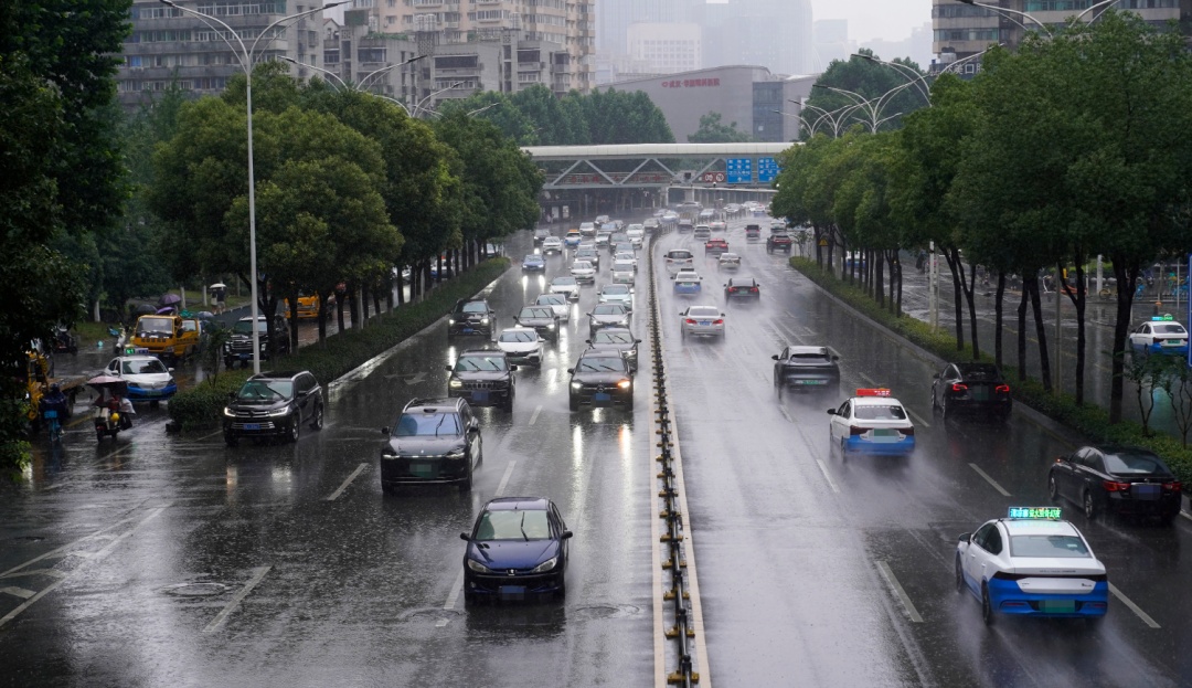 此时此刻，武汉街头下大雨！雨情如何，记者现场直击，预警持续升级