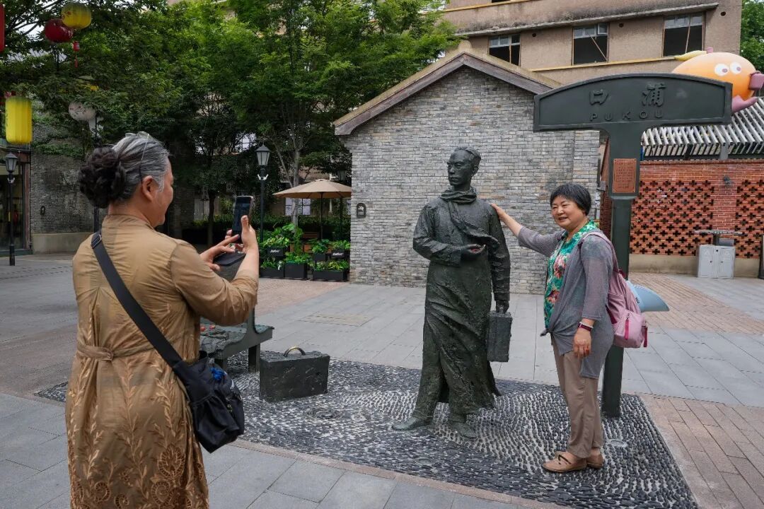 “我买几个橘子去。你就在此地,不要走动。”这个火车站还在吗? “我买几个橘子去。你就在此地,不要走动。”这个火车站还在吗?