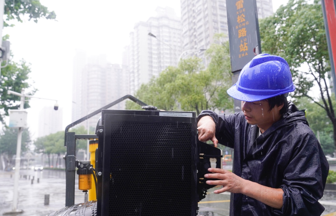 此时此刻，武汉街头下大雨！雨情如何，记者现场直击，预警持续升级