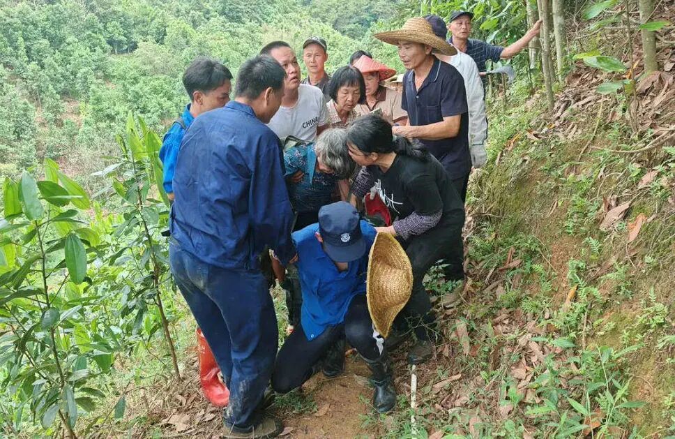 广东72岁老人独自外出失联7天,200人搜救队轮流寻找,终于在小溪上游找到人 广东72岁老人独自外出失联7天,200人搜救队轮流寻找,终于在小溪上游找到人