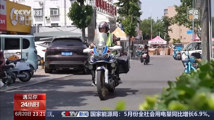 路见不平、拔钉护路 他用行动为出行增添一份安全感 路见不平、拔钉护路 他用行动为出行增添一份安全感