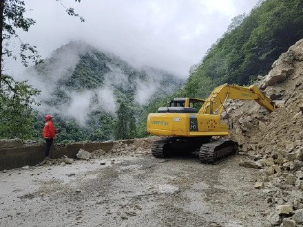 受持续强降雨冲刷侵蚀 怒江贡山独龙江公路突发山体垮塌 受持续强降雨冲刷侵蚀 怒江贡山独龙江公路突发山体垮塌