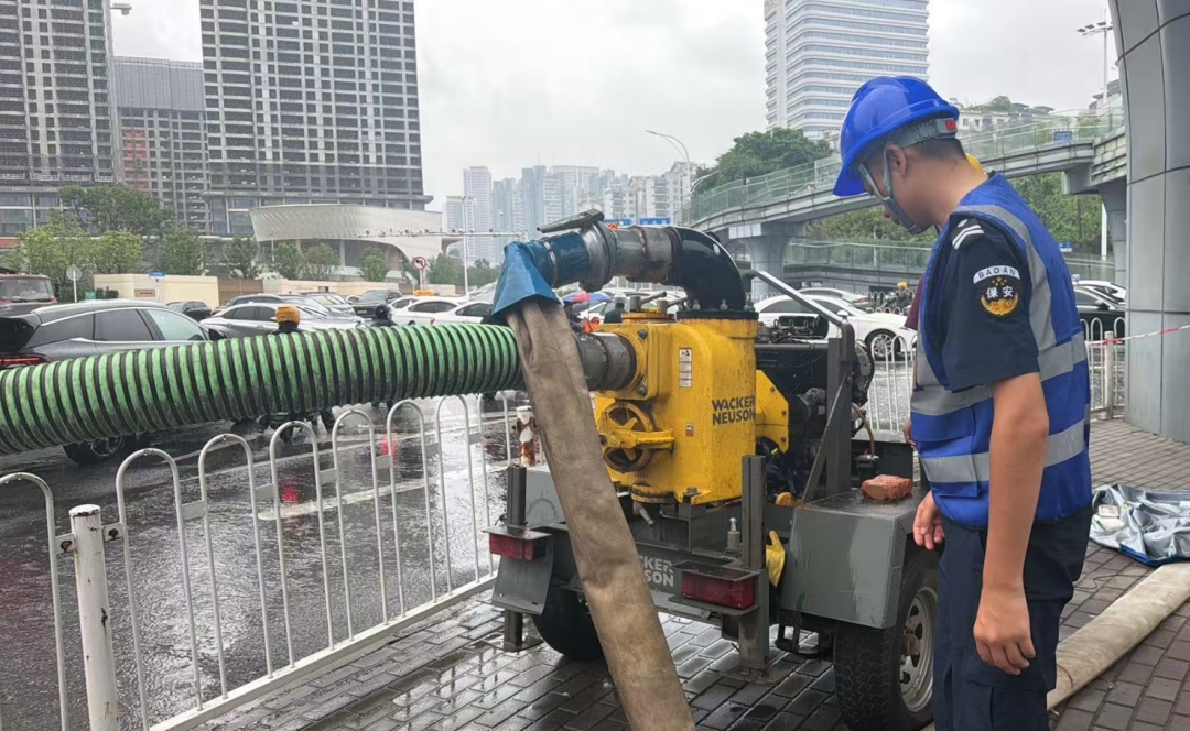 此时此刻，武汉街头下大雨！雨情如何，记者现场直击，预警持续升级