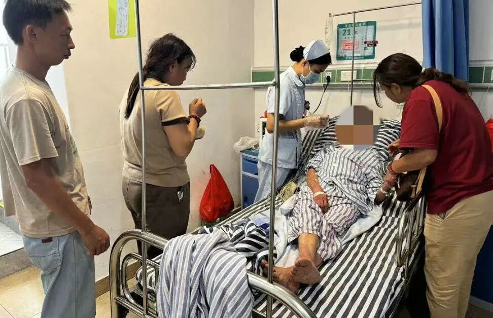 广东72岁老人独自外出失联7天,200人搜救队轮流寻找,终于在小溪上游找到人 广东72岁老人独自外出失联7天,200人搜救队轮流寻找,终于在小溪上游找到人